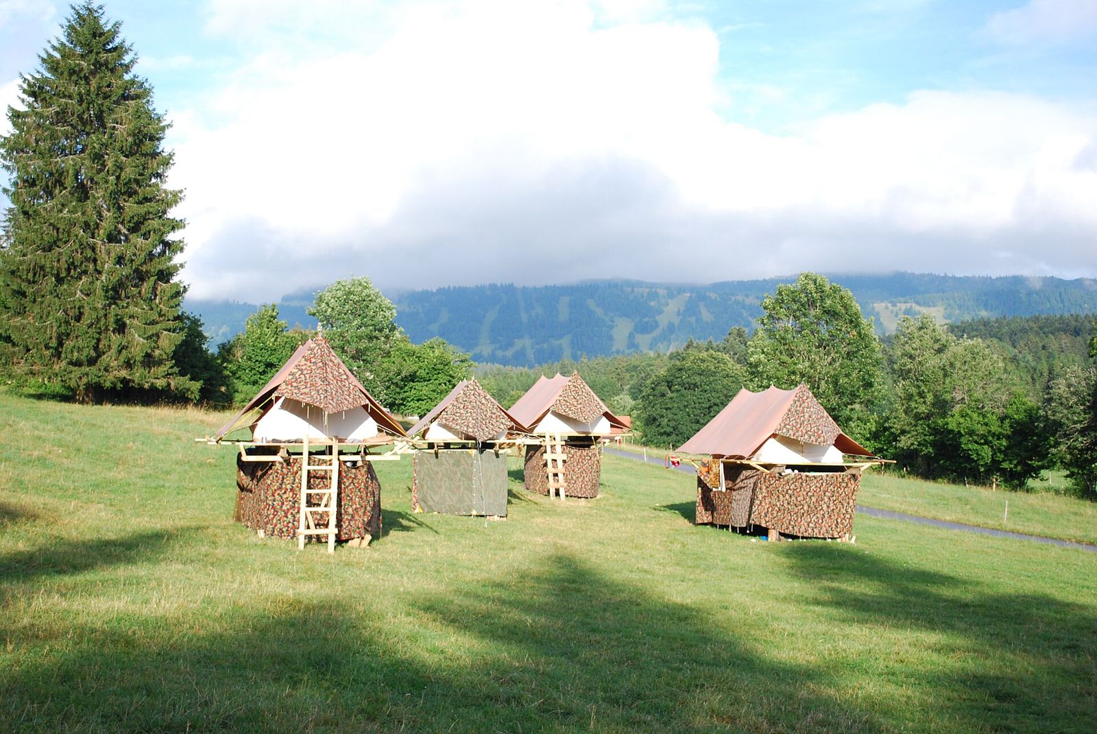 Tende sopraelevate in un campo scout di montagna