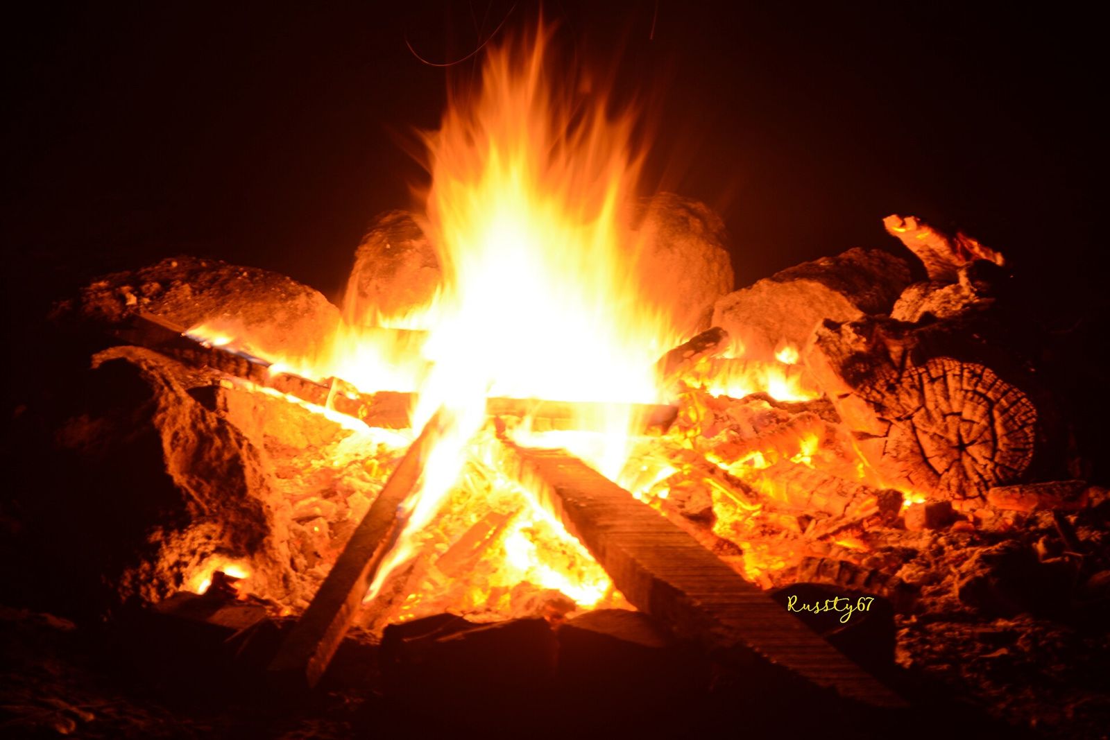 Un fuoco di bivacco acceso nella notte