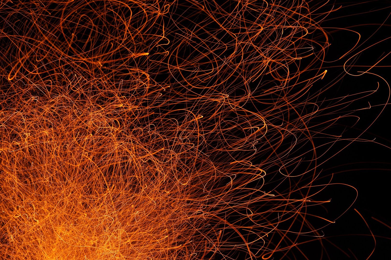 Scintille di un fuoco di bivacco nella notte